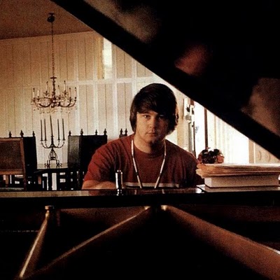 Brian+Wilson+Brian+at+the+piano